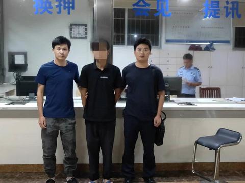 新闻爆料袭警视频大全播放,惊心动魄！袭警视频大全引发社会关注